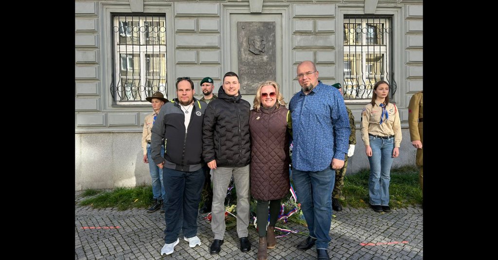 Opavští Piráti uctili výročí vzniku republiky položením květin u pamětní desky T. G. Masaryka